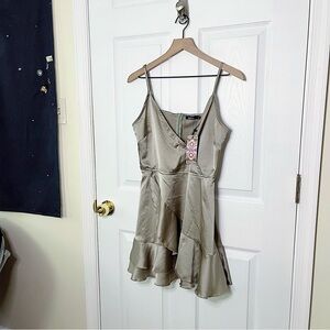 ✧･ﾟboohoo sage satin mini dress